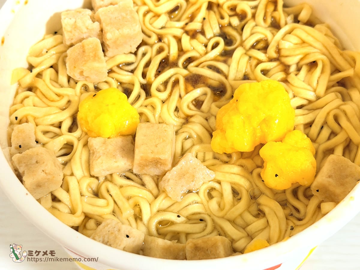 特製オイルを入れたファミチキ味ヌードルのアップ