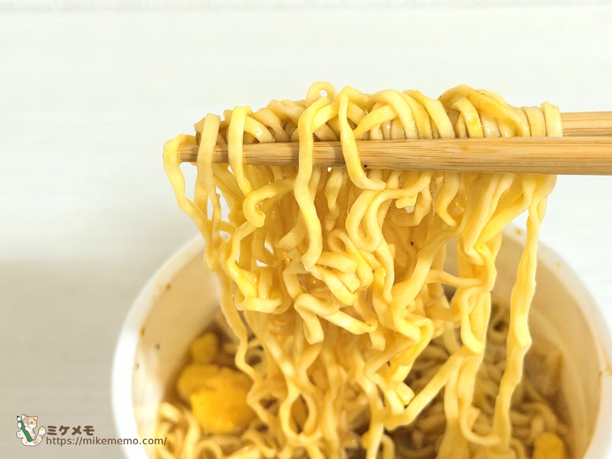 箸で持ち上げたファミチキ味ヌードルの麺