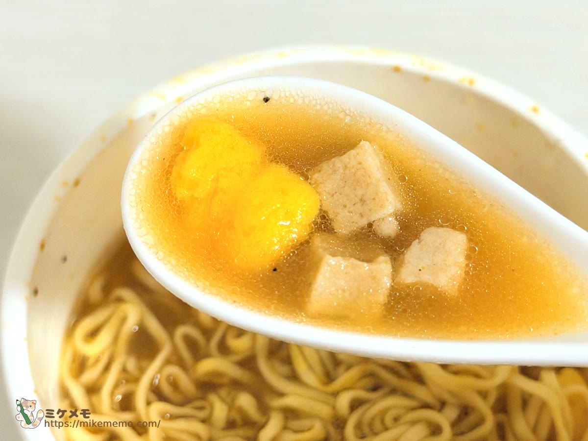 レンゲにすくったファミチキ味ヌードルのスープとチキンと卵