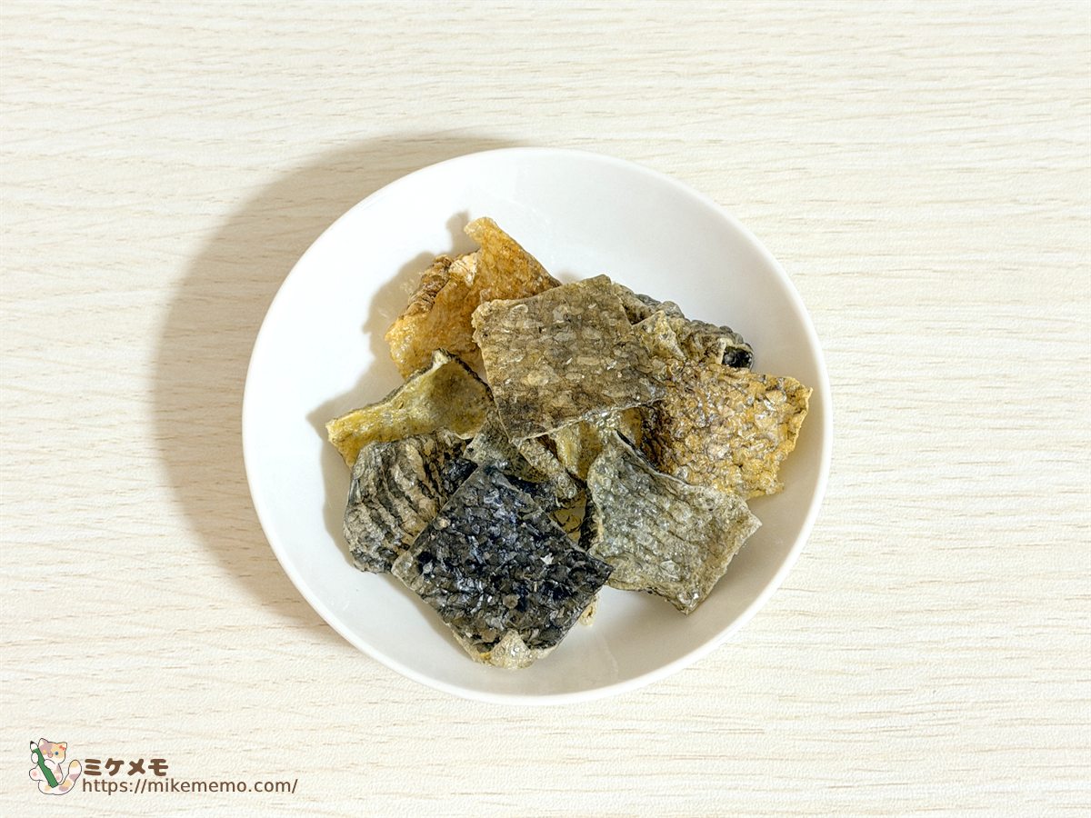 お皿に出した鮭皮チップス