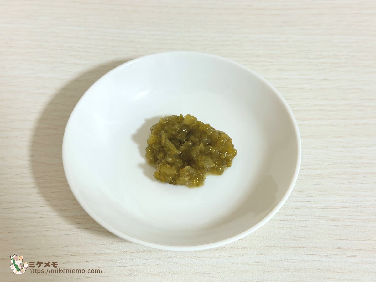 白い小皿に出したハラペーニョレリッシュ