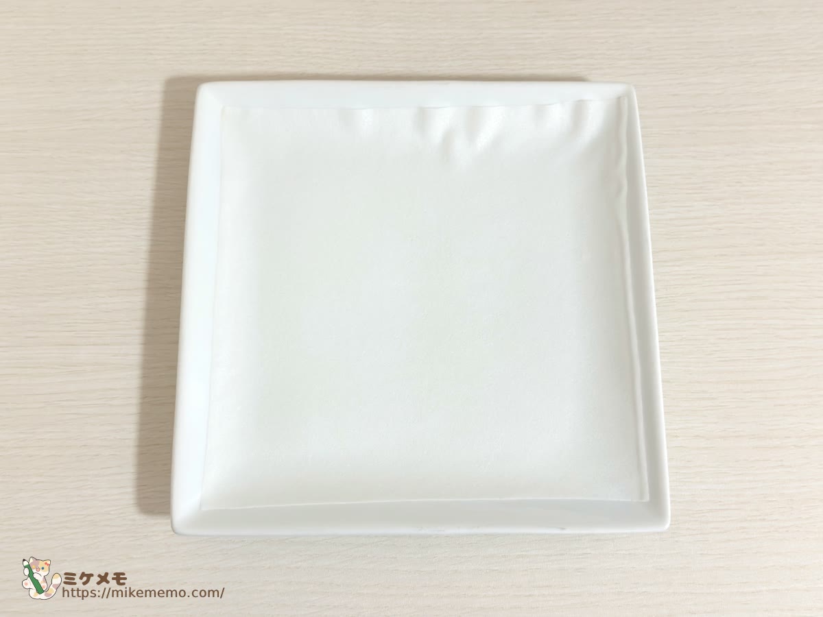 白い角皿にのせたお米のトルティーヤ