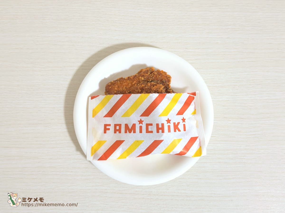 お皿にのせた袋入りのファミチキ(ピッツァ味)