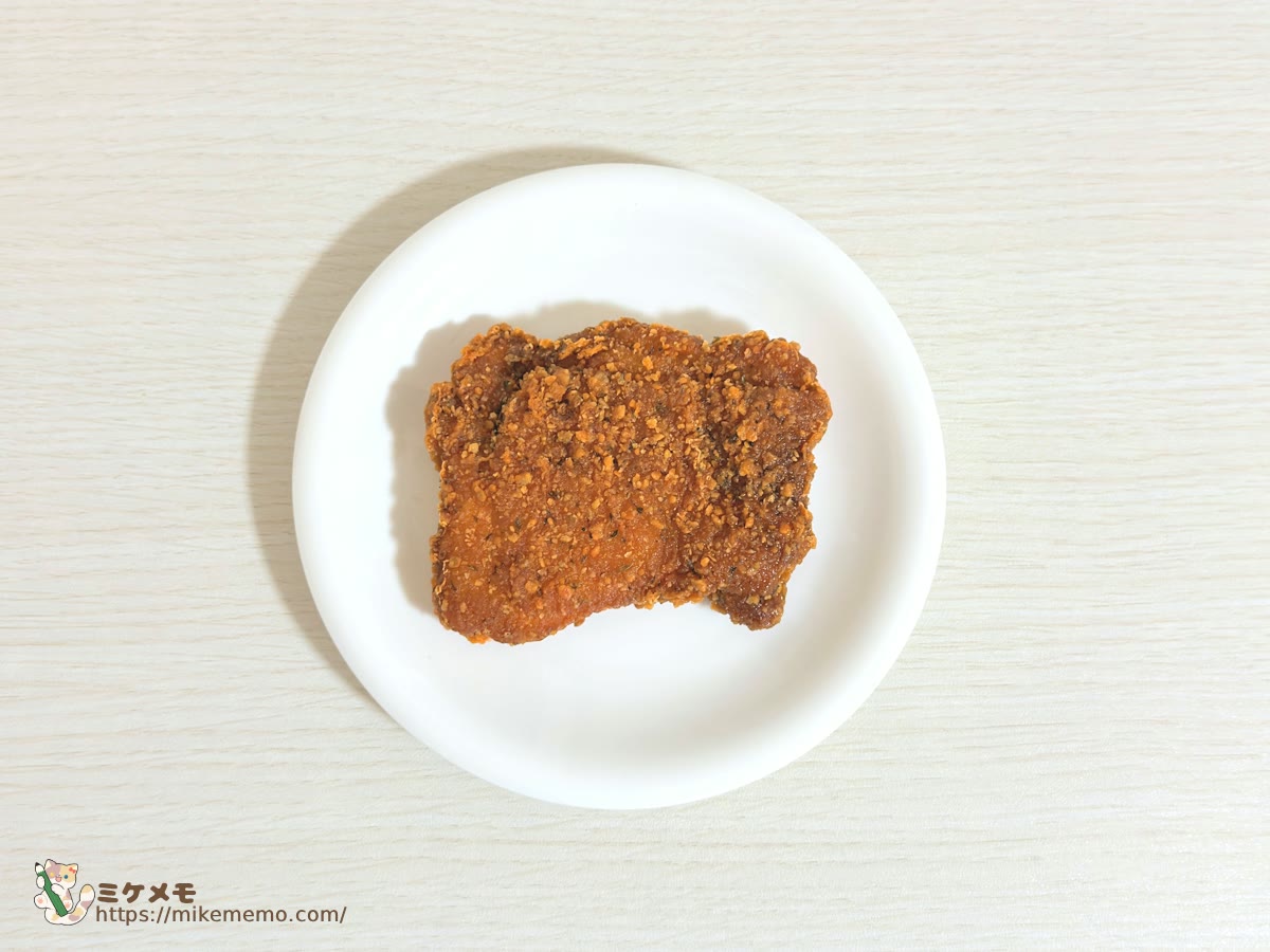 お皿にのせたファミチキ(ピッツァ味)の全体