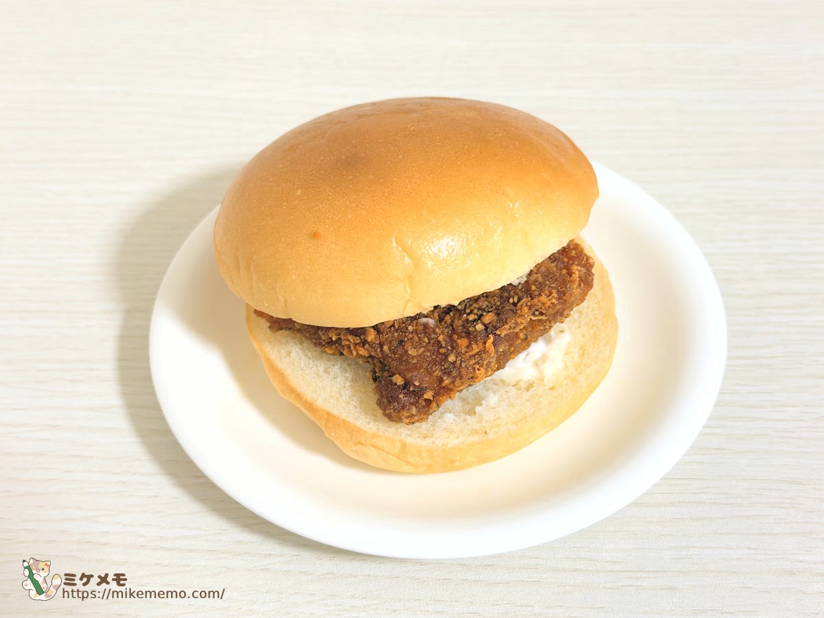 ファミチキ(ピッツァ味)をはさんだファミチキバンズ